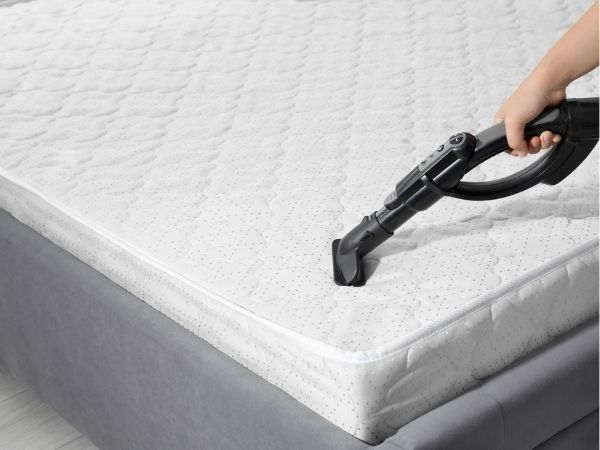Sử dụng máy hút bụi mini để vệ sinh nệm