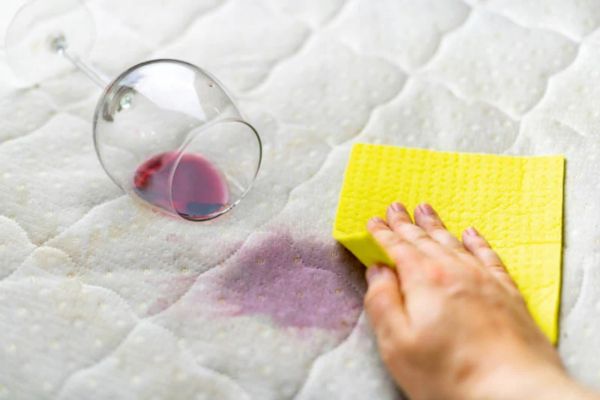 Dùng khăn khô thấm vết bẩn trên nệm cao su để tránh loang và thấm sâu