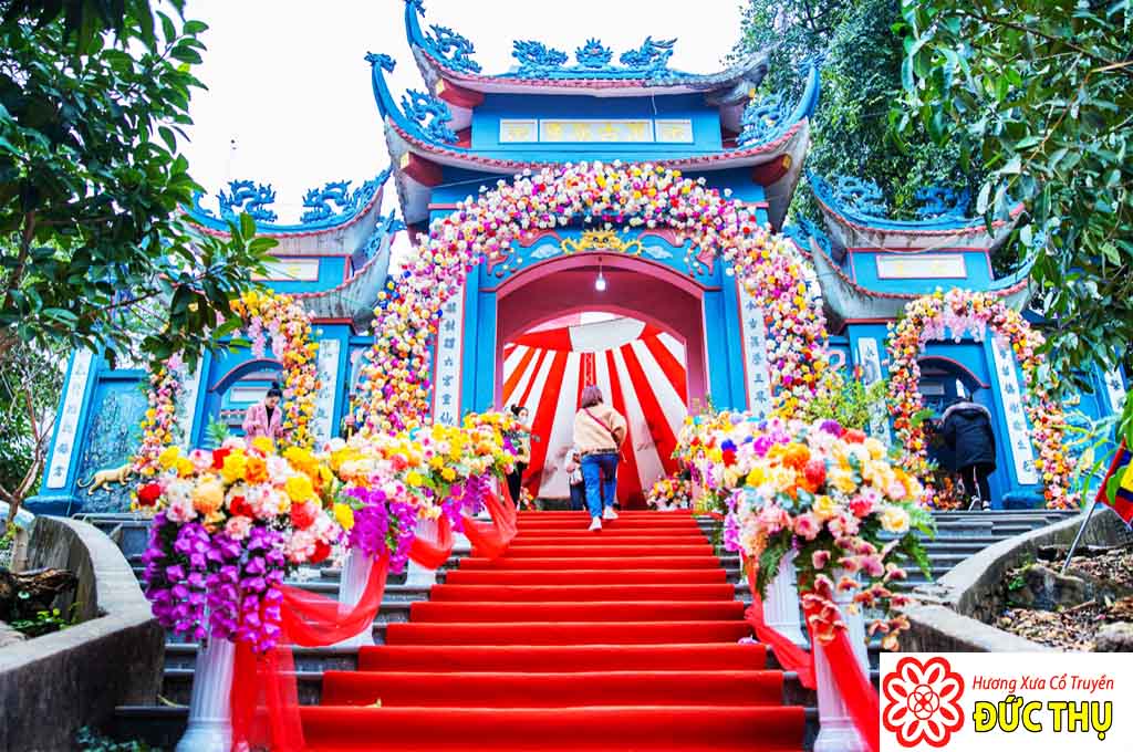 Đền Chầu Lục