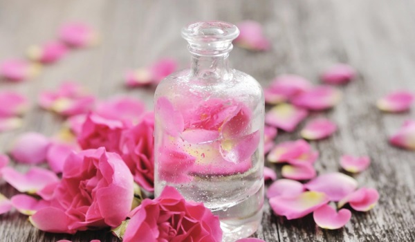 Nước hoa hồng là nguyên liệu không thể thiếu cho mọi quy trình chăm sóc da