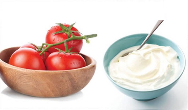 Cà chua và sữa chua có tính Axit dịu nhẹ, giúp làm trắng da hiệu quả
