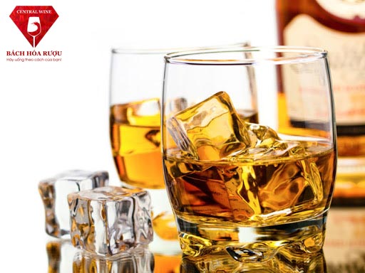 Pha Chivas 21 với đá để cảm nhận hương vị tốt hơn