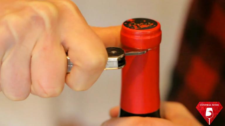 Cắt giấy bạc dưới bọc nắp chai rượu vang