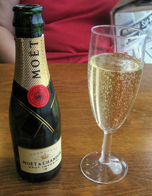 Champagne Moet nổi tiếng