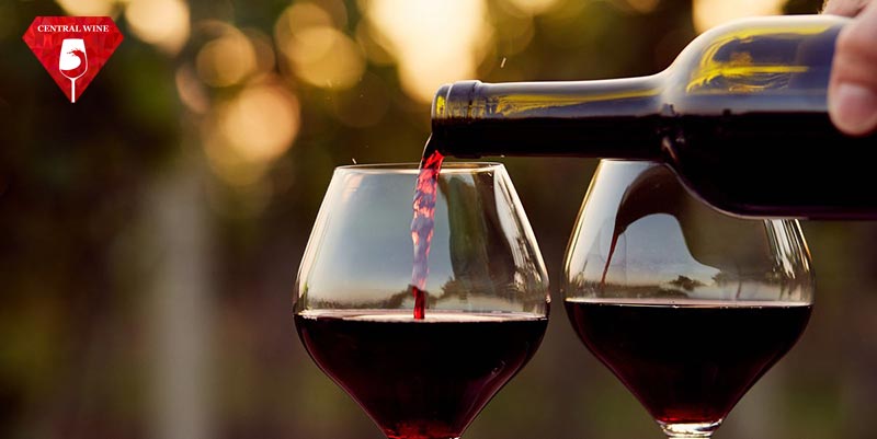 rót rượu ra và uống!