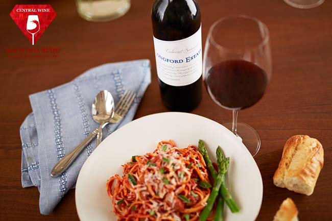 Mỳ Ý Bolognese kết hợp rượu vang Ý