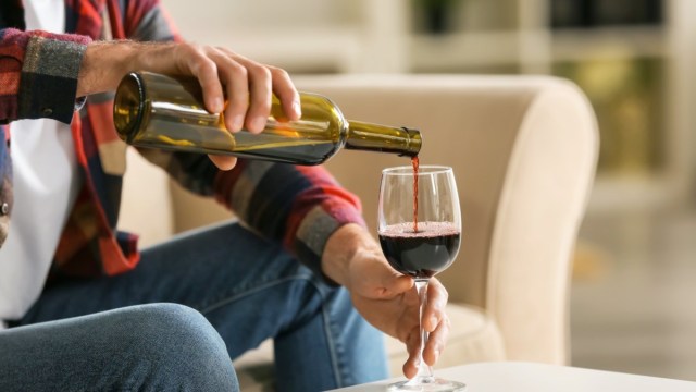 Đa phần rượu vang nên uống ngay khi mua về