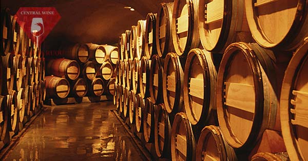 Các hầm rượu đầy ắp do sụt giảm khả năng tiêu thụ mùa dịch.