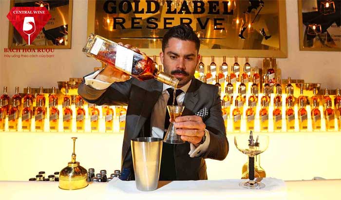 Pha chế rượu Johnnie Walker Gold Label