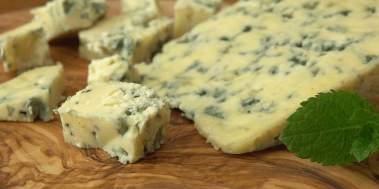 Pho mát xanh là một lựa chọn tốt cho rượu Tokaji Szamorodni