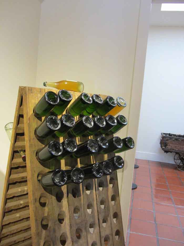 Riddle truyền thống - quay chai rượu bằng tay mỗi ngày. Champagne và Cava chỉ có thể dùng cách này