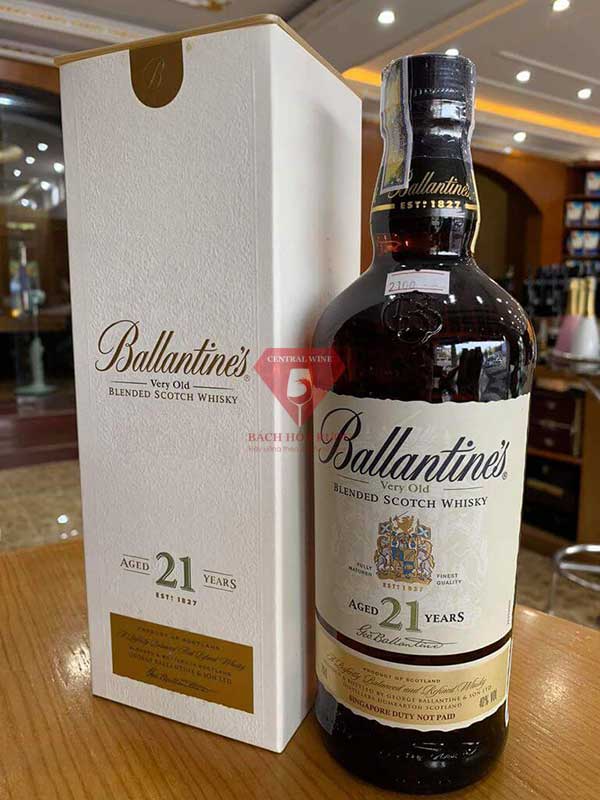 Hộp Carton trắng chi tiết viền kim loại của Ballantines 21 năm