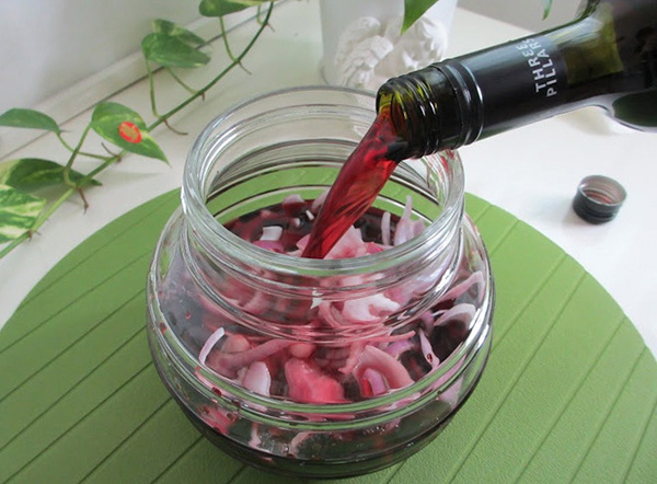 Rượu vang đỏ ngâm hành tây