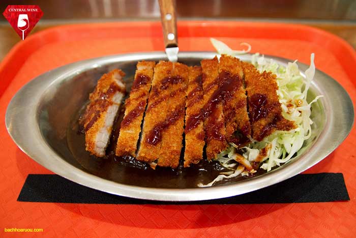 Món Cà ri thịt lợn kiểu Nhật là món ăn hoàn hảo với rượu vang Zinfandel