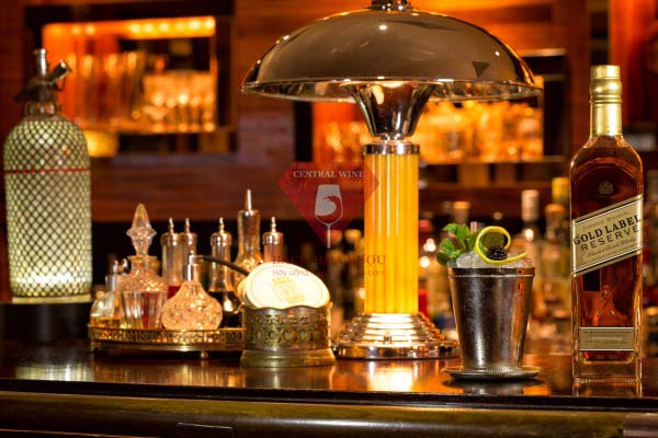 Thưởng thức Rượu Johnnie Walker Gold Label