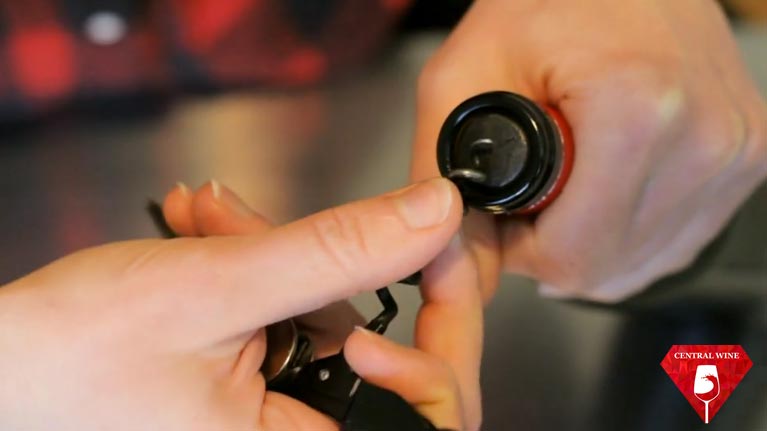 Đặt vít vặn nắp rượu vang