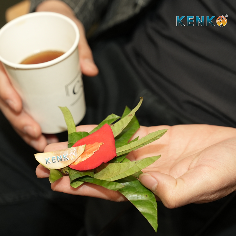 Logo KENKO in trên trầu cánh hoa phượng – kết hợp giữa truyền thống và thương hiệu hiện đại.