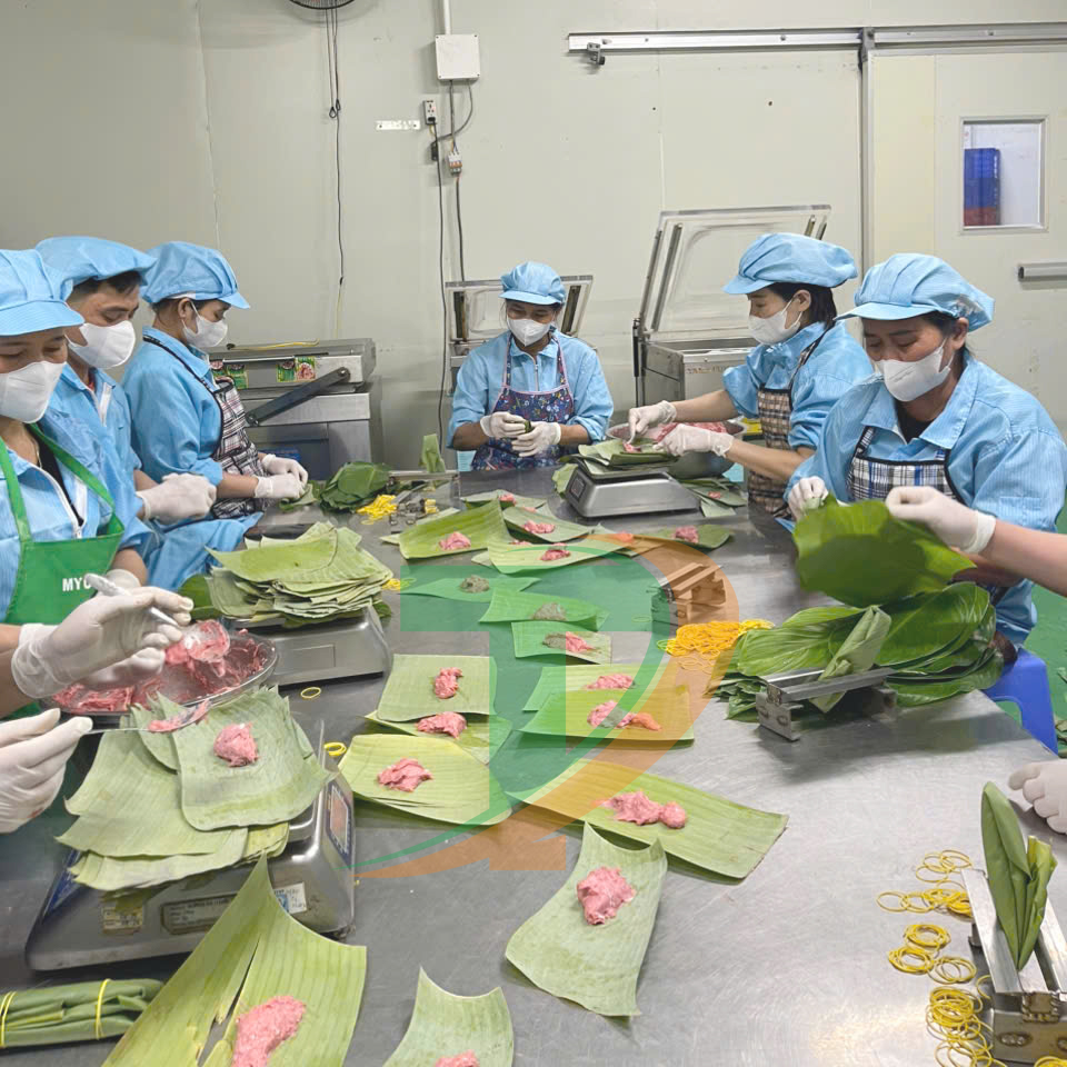 Hình ảnh các anh chị tại Nhà máy Tứ Phương đang quết giò nóng