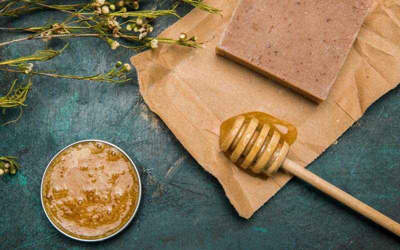 nhỏ mật ong vào giấy thấm