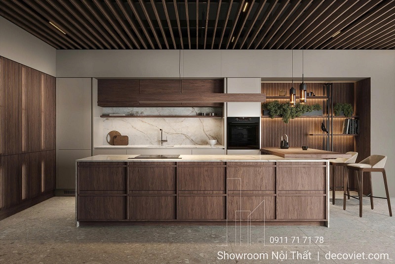 Tủ bếp gỗ công nghiệp với gam màu nâu sang trọng, tạo cảm giác ấm áp cho gia đình.