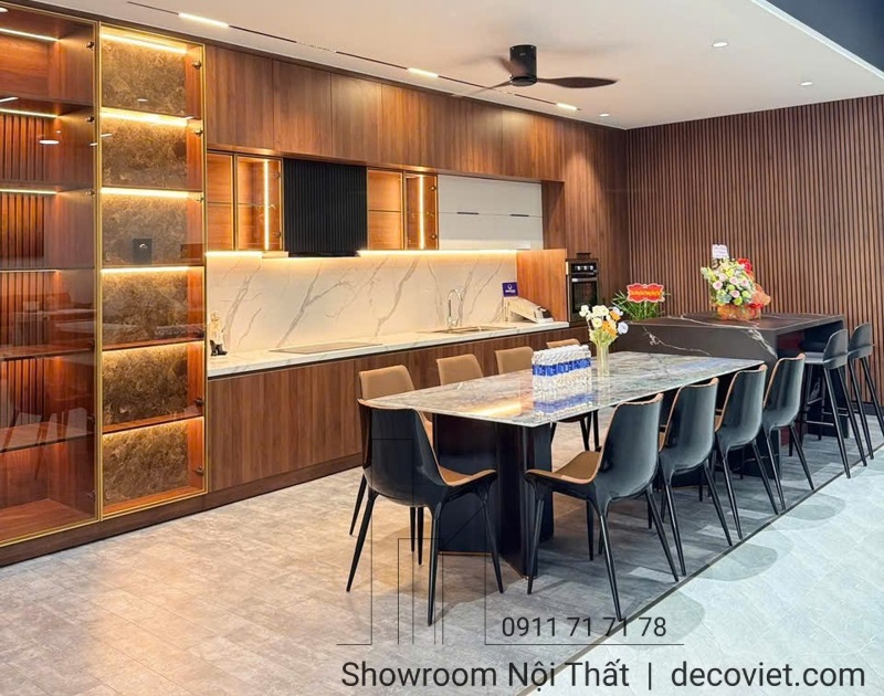 Bàn đảo kết hợp bàn ăn đặt ngay trung tâm showroom