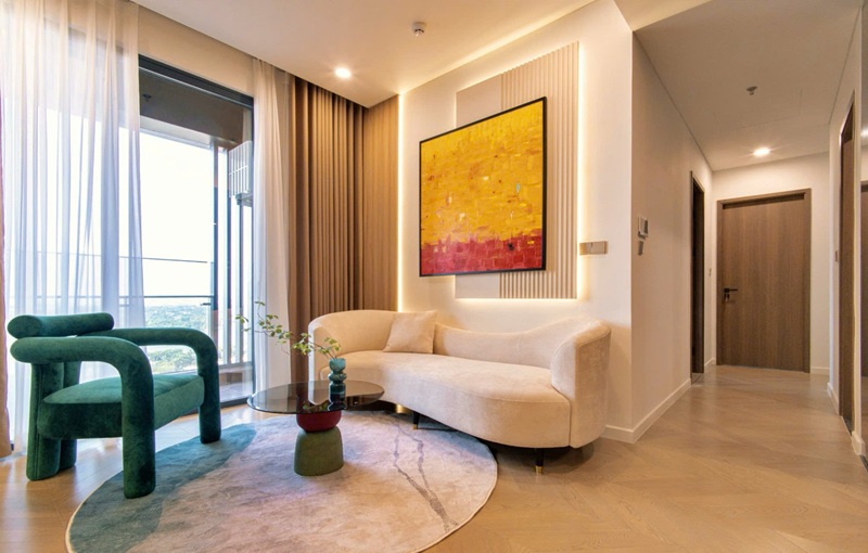 Bộ sofa sang trọng kết hợp bàn trà tinh tế, tạo điểm nhấn cho phòng khách