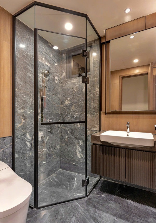 Phòng tắm hiện đại với lavabo treo tường và kính cường lực cao cấp