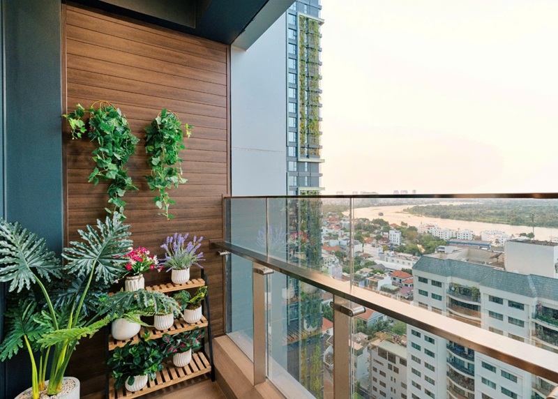 Ban công rộng rãi với tầm nhìn thoáng, đón nắng sớm và gió mát tự nhiên.