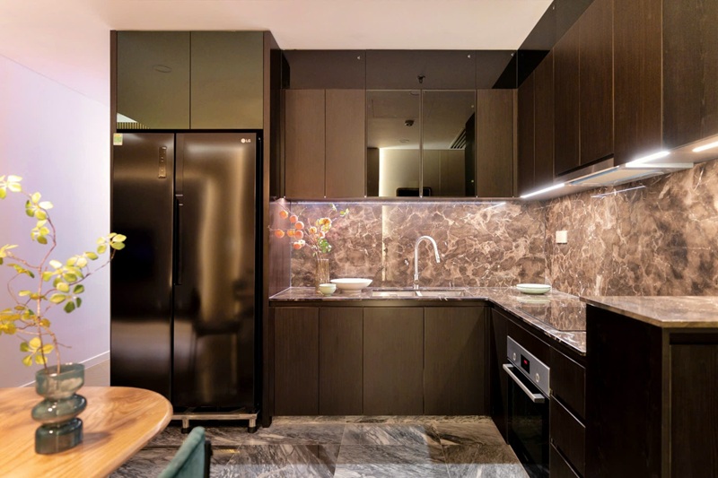 Phòng bếp hiện đại với tủ bếp kịch trần, phụ kiện thông minh tối ưu không gian lưu trữ.