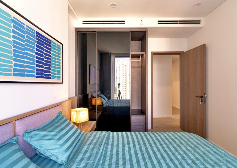 Hệ thống đèn âm trần hiện đại, mang ánh sáng dịu nhẹ khắp căn hộ.