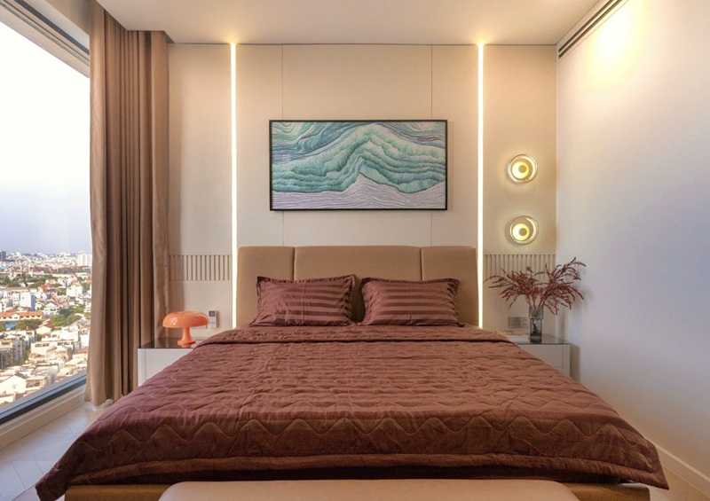 Phòng ngủ master rộng rãi, tone màu trung tính tạo cảm giác thư giãn.