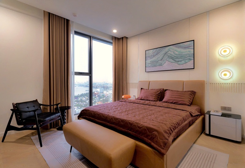 Giường ngủ êm ái với ga gối phối màu tinh tế, nâng tầm trải nghiệm nghỉ ngơi.