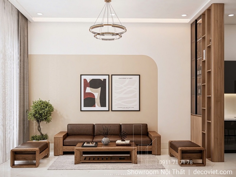Phòng khách sử dụng bộ sofa gỗ kết hợp đệm da nâu – lựa chọn phù hợp cho nhà phố Thủ Đức theo phong cách Á Đông.