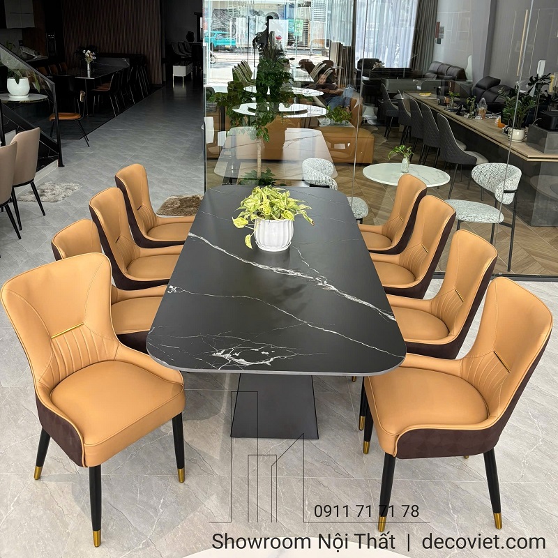 Hình ảnh bàn ăn mặt đá đen và ghế ăn sang trọng tại showroom DecoViet