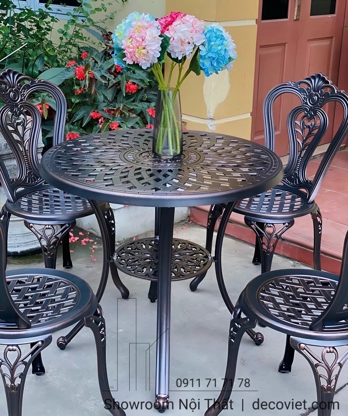 Trọn bộ 4 ghế 1 bàn của Bộ Bàn Ghế Cafe Ngoài Trời 2017T mang đến sự thoải mái, bền bỉ chịu nắng mưa.