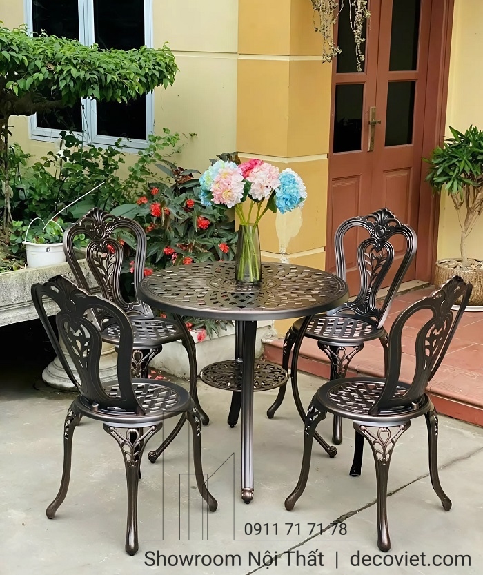 Bàn Ghế Cafe Sân Vườn 2018T là lựa chọn hoàn hảo cho quán cafe sân vườn phong cách cổ điển.