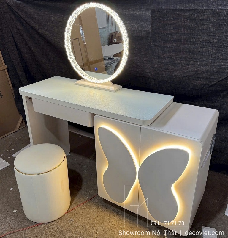 Bàn trang điểm đẹp có tủ chứa đồ rộng rãi, ghế đôn tròn nhỏ đồng bộ, hiệu ứng cánh bướm sang trọng
