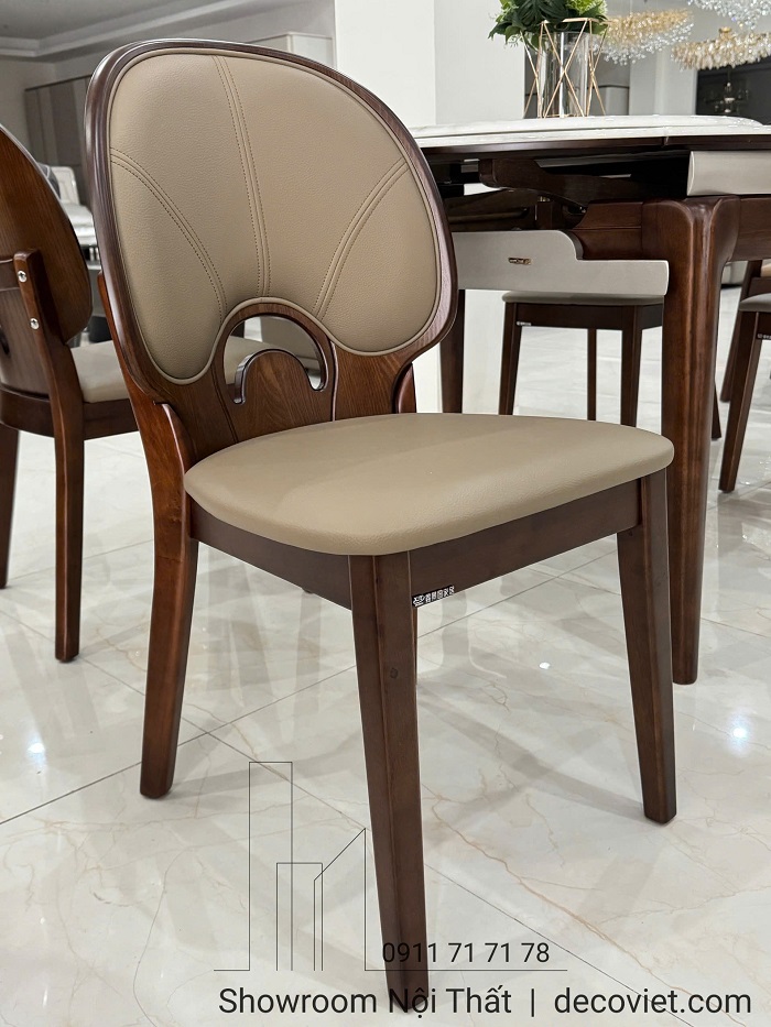Bộ ghế ăn gỗ đi kèm sở hữu dáng ghế bo tròn, lưng cong ôm sát lưng người ngồi
