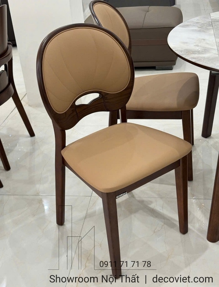 Chi tiết chân bàn chắc chắn, khung gỗ sơn nâu sang trọng