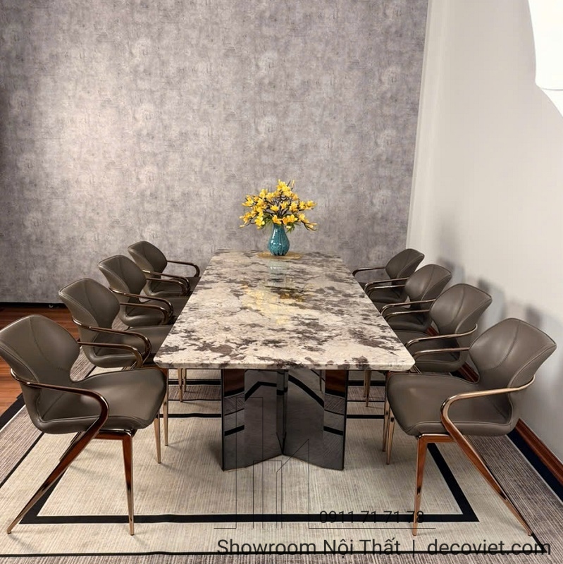 Mặt bàn đá được xử lý bóng mịn, nổi bật với các đường vân tự nhiên độc đáo, nâng tầm không gian nội thất