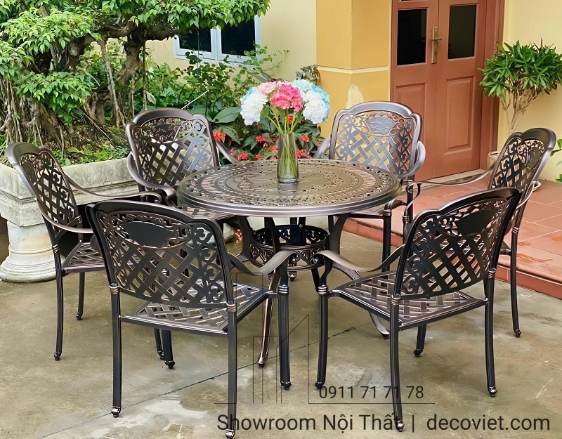 Trọn bộ 6 ghế 1 bàn của Bộ Bàn Ghế Ngoài Trời 2016T mang đến sự thoải mái và bền bỉ.