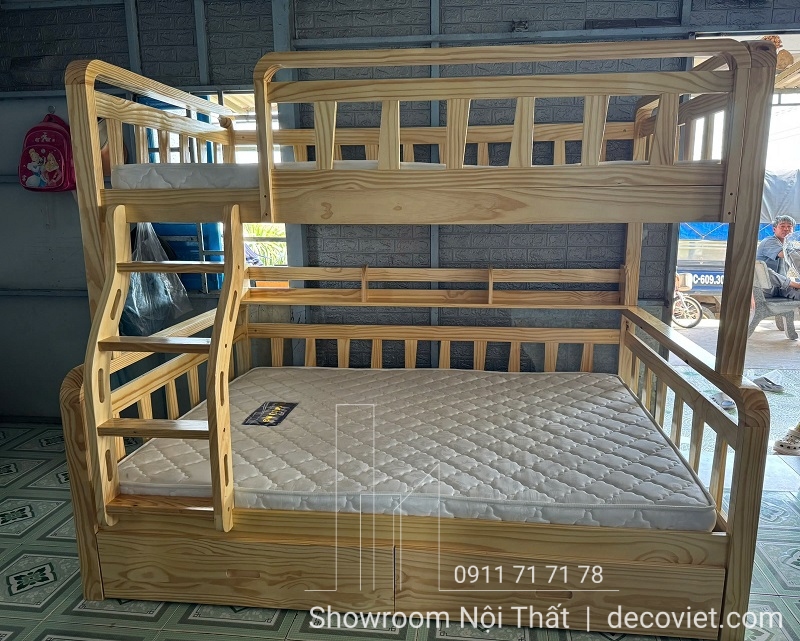 Giường tầng 1m8 màu gỗ sáng mang đến cảm giác ấm cúng và thân thiện.
