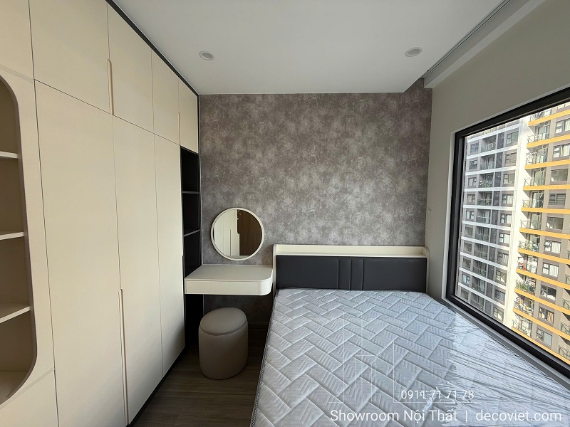 Thi công nội thất phòng ngủ master với tủ quần áo kịch trần và bàn trang điểm nhỏ gọn