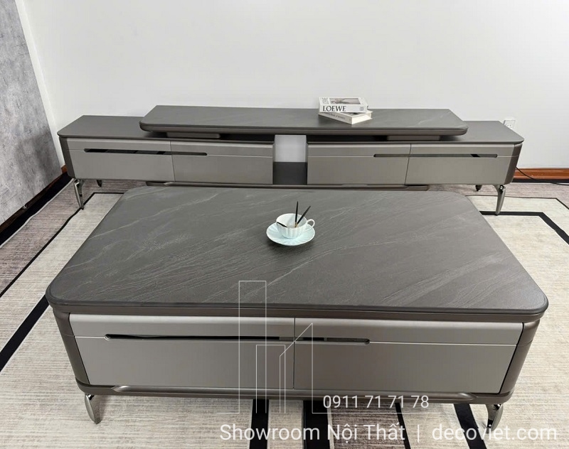 Kệ tivi đồng bộ với bàn trà tạo nên tổng thể hài hòa, hiện đại.