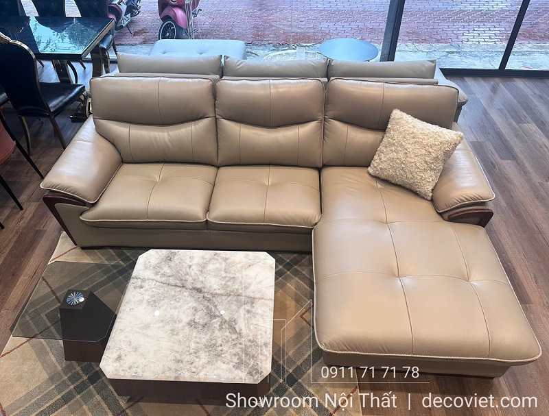 "Sofa da bò nhập khẩu kết hợp bàn trà mặt đá tạo điểm nhấn cho phòng khách