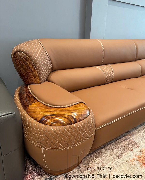 Cận cảnh tay vịn gỗ mun vân đẹp trên sofa da bò 1135T