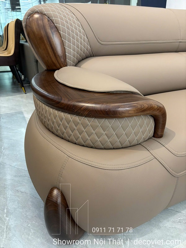 chi tiết tay vịn gỗ mun chạm khắc tinh xảo của sofa 1120t