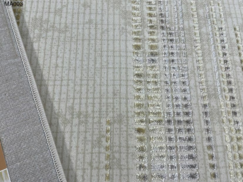 Bề mặt thảm với kết cấu dệt tỉ mỉ, mang lại cảm giác êm ái và thẩm mỹ cao