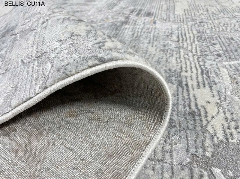 Thảm trang trí phòng khách với bề mặt họa tiết tinh tế, mang lại chiều sâu thẩm mỹ cho không gian.