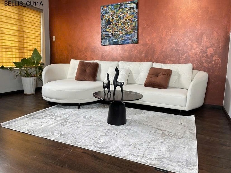 Thảm lót sàn có lớp đế chống trượt hiệu quả, thích hợp cho gia đình có trẻ nhỏ hoặc sàn gỗ bóng.